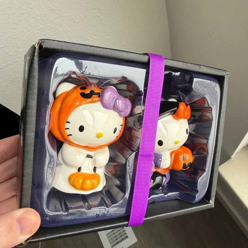 New in box Hello Kitty Halloween Figurines Set Salt & Pepper Shakers